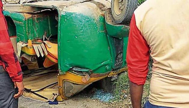 The autorickshaw that turned turtle on the stretch on Saturday. (HT Photo) The autorickshaw that turned turtle on the stretch on Saturday. (HT Photo)