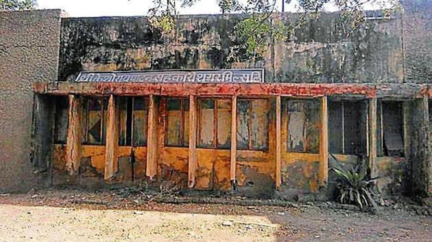 The cooperative sugar mill located in Keshoraipatan was closed due to financial losses in 2004. (HT Photo) The cooperative sugar mill located in Keshoraipatan was closed due to financial losses in 2004. (HT Photo)