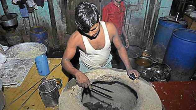 All tandoori cuisine, including tandoori rotis, is prepared using coal, making almost every eating joint, a part of the hit list. (HT Photo) All tandoori cuisine, including tandoori rotis, is prepared using coal, making almost every eating joint, a part of the hit list. (HT Photo)