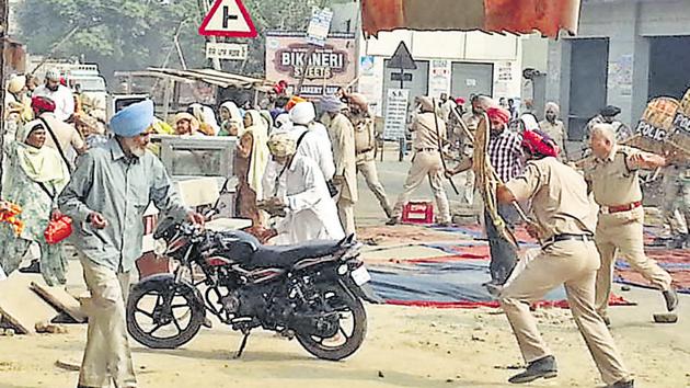 Police personnel resorted to lathi charge during a protest in Moga.(Sanjeev Kumar/HT)