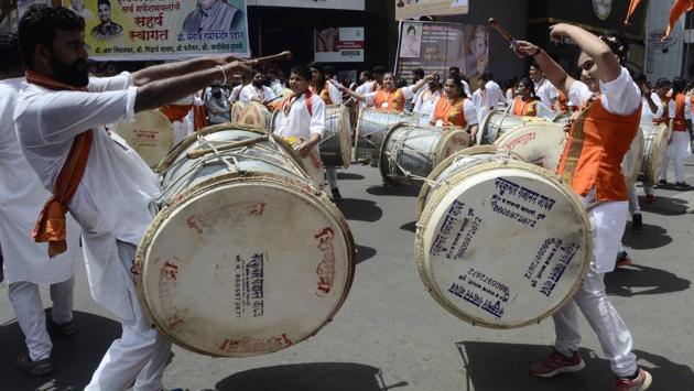 Members of Shivamudra dhol tasha troup perfom in front of Kesariwada Ganesh Festival procession in Pune on Thursday. (RAVINDRA JOSHI/HT PHOTO) 
