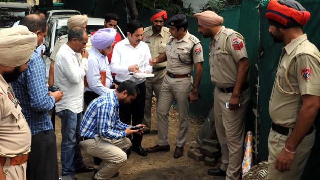 A forensic team inspecting the blast spot at the Maqsudan police station in Jalandhar on Saturday.(Pardeep Pandit/HT)