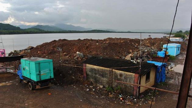 The contractor allegedly destroyed mangroves on the Nagla Bunder end of the Gaimukh waterfront. (Praful Gangurde/HT) The contractor allegedly destroyed mangroves on the Nagla Bunder end of the Gaimukh waterfront. (Praful Gangurde/HT)