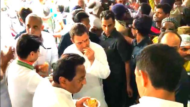 Rahul Gandhi takes a break during the roadshow in Madhya Pradesh.(Video screengrab) Rahul Gandhi takes a break during the roadshow in Madhya Pradesh.(Video screengrab)