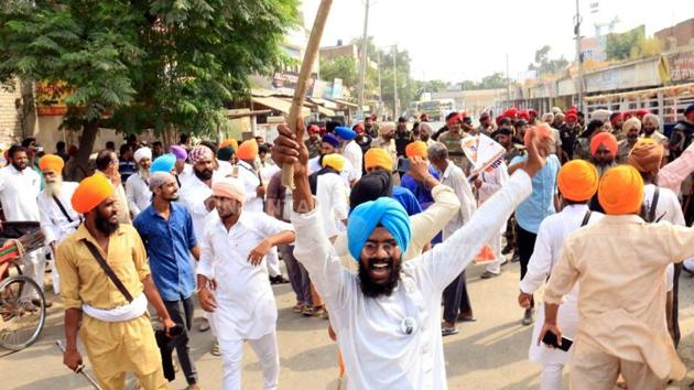 Sikh hardliners protesting against the SAD in Faridkot on Sunday. (HT Photo) Sikh hardliners protesting against the SAD in Faridkot on Sunday. (HT Photo)