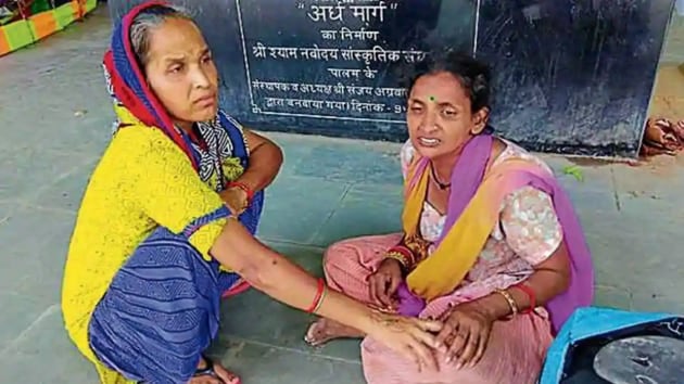 Anil’s wife Rani (right) at the Manglapuri crematorium.(HT Photo)