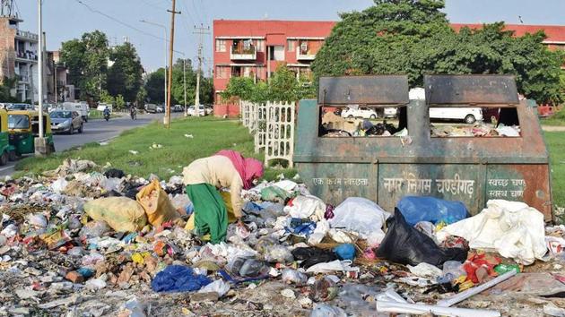 Unable to break the deadlock, the MC has decided to “deploy its own resources” to collect garbage from the city from Monday. (HT Photo) Unable to break the deadlock, the MC has decided to “deploy its own resources” to collect garbage from the city from Monday. (HT Photo)