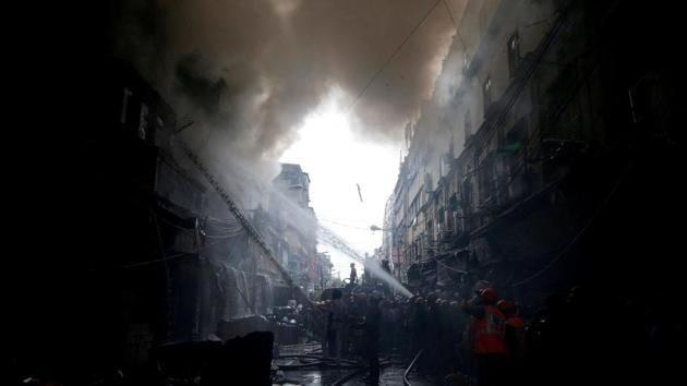 Firefighters try to douse a fire that broke out at a wholesale market in Kolkata, India September 16, 2018.(Reuters)