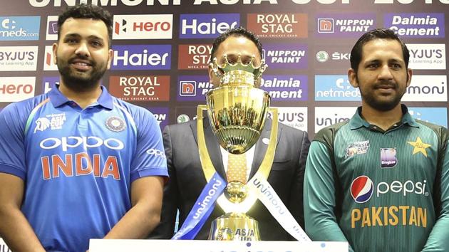 Rohit Sharma, left, and Pakistan skipper Sarfraz Ahmed pose with the Asia Cup 2018 winners trophy.(AP)