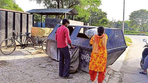 A rehri deployed by the MC collecting garbage from a dump at Sector 47 on Monday. (HT Photo) A rehri deployed by the MC collecting garbage from a dump at Sector 47 on Monday. (HT Photo)
