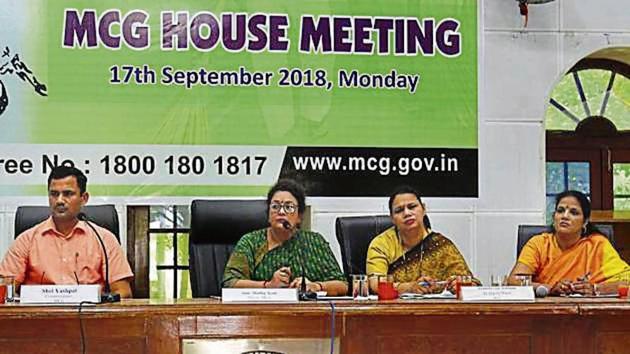 (Left to Right) MCG commissioner Yashpal Yadav and Mayor Madhu Azad at the MCG House meeting on Monday.(HT Photo)