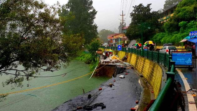 Caved-in portions of the Lower Mall Road in Naintal, Uttarakhand.(HT Photo)