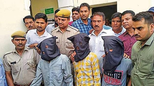 Police with the men arrested on Monday for murder and robbery in Mansarovar area of Jaipur.(HT Photo) Police with the men arrested on Monday for murder and robbery in Mansarovar area of Jaipur.(HT Photo)