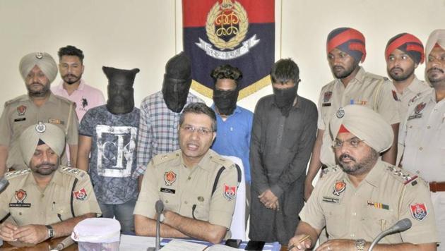 Senior Police officials addressing the media persons regarding the arrest of snatchers (face covered) in Ludhiana.(Gurminder Singh/HT) Senior Police officials addressing the media persons regarding the arrest of snatchers (face covered) in Ludhiana.(Gurminder Singh/HT)