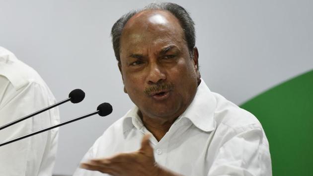 Former defence minister AK Antony accused the government of being “guilty” of “gravely compromising” national security in the Rafale fighter jet deal.(Vipin Kumar/HT Photo)
