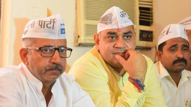 Aam Aadmi Party Gurugram District President Mahesh Yadav(L) along with others members during a press conference, at Shama restaurant, Civil Line area, in Gurugram, India, on Monday, September 17, 2018. (Sanjeev Verma/HT PHOTO) Aam Aadmi Party Gurugram District President Mahesh Yadav(L) along with others members during a press conference, at Shama restaurant, Civil Line area, in Gurugram, India, on Monday, September 17, 2018. (Sanjeev Verma/HT PHOTO)