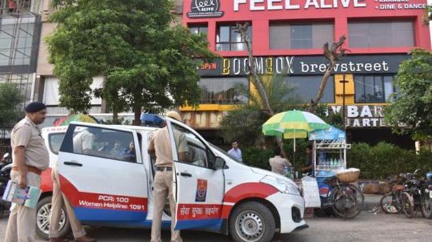 According to the police, the victim, one Taraknath Banerjee of Ranchi, lives in a rented accommodation at Rangpuri in Delhi and works at an online trading company in Udyog Vihar.(HT Representative Photo) According to the police, the victim, one Taraknath Banerjee of Ranchi, lives in a rented accommodation at Rangpuri in Delhi and works at an online trading company in Udyog Vihar.(HT Representative Photo)