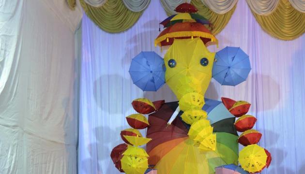 A Ganesh idol made from umbrellas at Navjeet mitra mandal at Narayan peth. (RAVINDRA JOSHI/HT PHOTO) A Ganesh idol made from umbrellas at Navjeet mitra mandal at Narayan peth. (RAVINDRA JOSHI/HT PHOTO)
