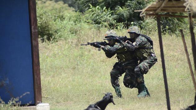 A cordon and search operation being conducted by the troops of the Sri Lankan army during the joint military exercise in Pune. (Ravindra Joshi/HT PHOTO) 