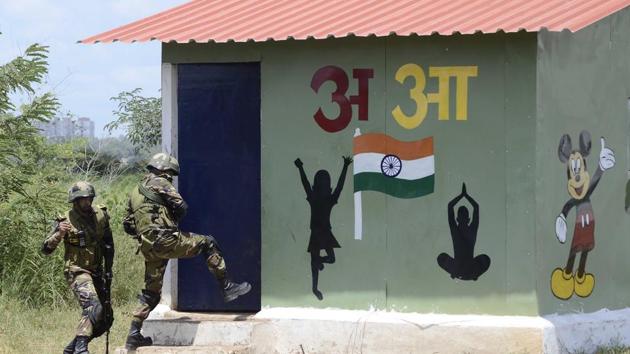 Troops of the Bangladesh army perform a room intervention exercise at the Aundh Military Station in Pune. (Ravindra Joshi/HT PHOTO) 