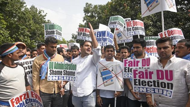 Members of National Students’ Union of India (NSUI) stage a protest outside Election Commission in New Delhi.(Sanchit Khanna/ Hindustan Times)