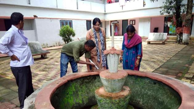 Health department team found Dengue and Chikungunya larva at RIMS hospital premises in Ranchi, India, on Monday, September 10, 2018. (HT Fille Photo) Health department team found Dengue and Chikungunya larva at RIMS hospital premises in Ranchi, India, on Monday, September 10, 2018. (HT Fille Photo)