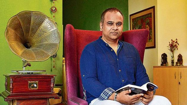 Writer Amit Shankar has authored five books. He lives in DLF Phase 5. He feels that traffic snarls and waterlogging during rains are major problems in Gurugram.(Yogendra Kumar/HT PHOTO)