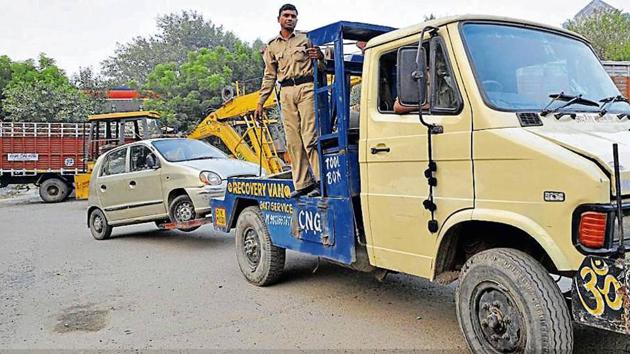 Officials said that despite penalising offenders, people continue to park their vehicles along the roads and other available spaces because of the lack of parking lots in key market and business areas.(HT PHOTO)