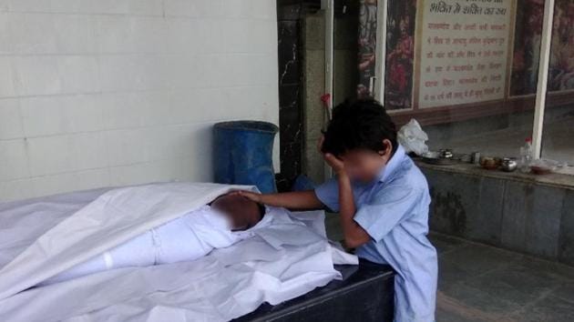 A photograph this reporter had tweeted on Monday of Anil’s son, Gaurav, 11, weeping next to his father’s body at a Delhi crematorium, had moved the Twitterati to raise the money for the family.(HT Photo) A photograph this reporter had tweeted on Monday of Anil’s son, Gaurav, 11, weeping next to his father’s body at a Delhi crematorium, had moved the Twitterati to raise the money for the family.(HT Photo)