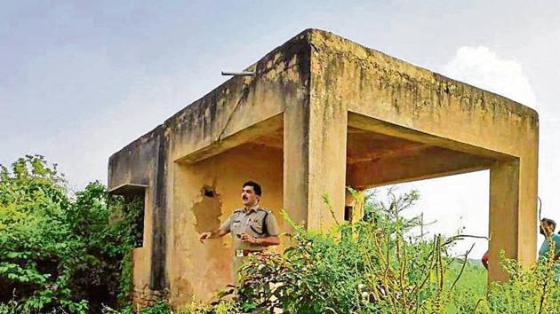 Bhanwar Singh was surrounded at a farmhouse in Sehrawan village along with his associate Kallu who managed to escape. The police team recovered two pistols, cartridges and a motorcycle from the spot, on Tuesday.(HT PHOTO) Bhanwar Singh was surrounded at a farmhouse in Sehrawan village along with his associate Kallu who managed to escape. The police team recovered two pistols, cartridges and a motorcycle from the spot, on Tuesday.(HT PHOTO)