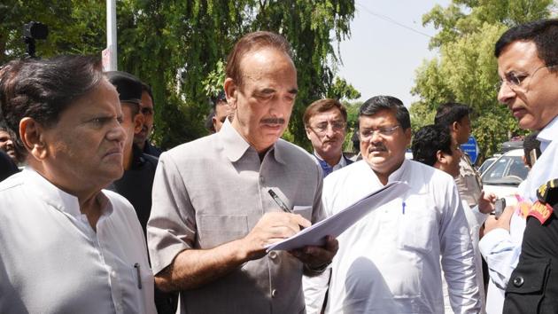 A delegation of senior Congress leaders met the Comptroller and Auditor General of India (CAG) on the Rafale fighter jet deal and asked the auditor to prepare a report on alleged irregularities in it. The delegation handed a memorandum to the CAG and said it expects the truth to prevail after the report on the Rafale deal is made public. (Arvind Yadav / HT Photo) A delegation of senior Congress leaders met the Comptroller and Auditor General of India (CAG) on the Rafale fighter jet deal and asked the auditor to prepare a report on alleged irregularities in it. The delegation handed a memorandum to the CAG and said it expects the truth to prevail after the report on the Rafale deal is made public. (Arvind Yadav / HT Photo)
