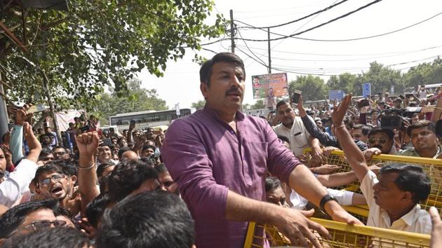 Police try to stop BJP leader Manoj Tiwari as he attempts to break the seal of a property sealed by MCD in Gokulpur area in east Delhi on Tuesday. (Sanchit Khanna/HT PHOTO) Police try to stop BJP leader Manoj Tiwari as he attempts to break the seal of a property sealed by MCD in Gokulpur area in east Delhi on Tuesday. (Sanchit Khanna/HT PHOTO)