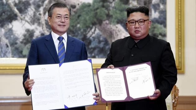 South Korean president Moon Jae-in and North Korean leader Kim Jong Un hold documents after signing at the Paekhwawon State Guesthouse in Pyongyang, North Korea, on September 19, 2018. (AP Photo) South Korean president Moon Jae-in and North Korean leader Kim Jong Un hold documents after signing at the Paekhwawon State Guesthouse in Pyongyang, North Korea, on September 19, 2018. (AP Photo)