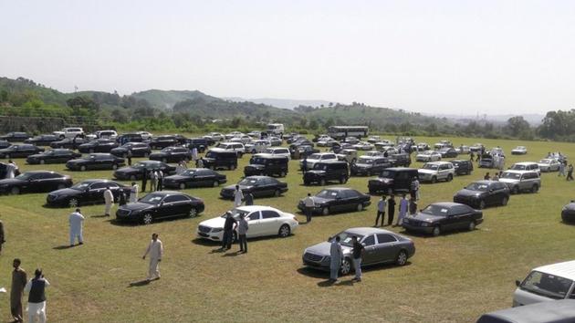 People visit an auction of government owned used cars at the premises of Prime Minister House in Islamabad, Pakistan on September 17.(REUTERS)