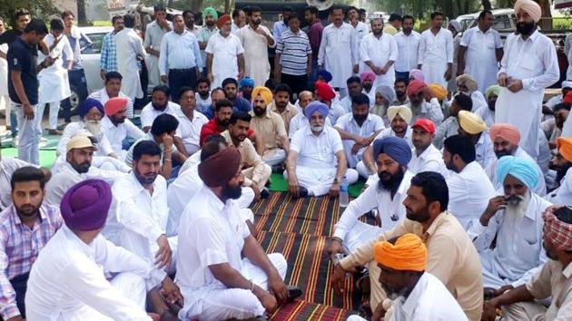 SAD leader Sikander Singh Maluka along with supporters staging protest against alleged booth capturing by Congress workers in zila parishad and block samiti polls in Bathinda on Wednesday. (Sanjeev Kumar/HT)