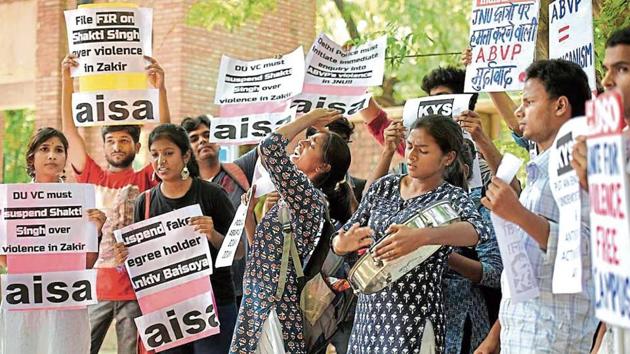 Students of JNU on Wednesday protest against ABVP for allegedly indulging in violence on campus.(Sanchit Khanna/HT PHOTO)