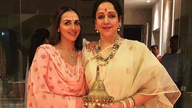 Ganesh Chaturthi 2018: Esha Deol and mother Hema Malini ring in the festivities together. Ganesh Chaturthi 2018: Esha Deol and mother Hema Malini ring in the festivities together.