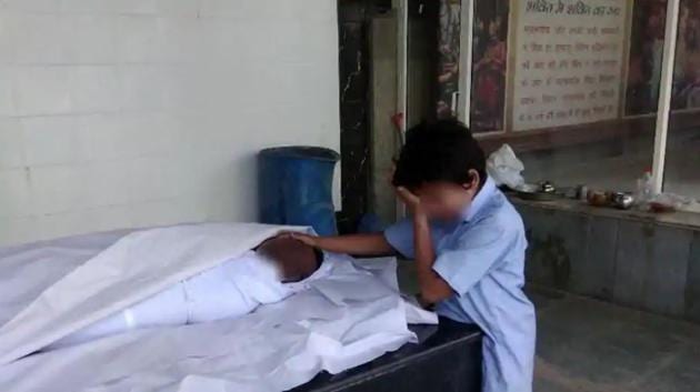 In the picture, an 11-year-old boy was grieving over the death of Anil, referring to him as ‘Papa’(HT Photo)