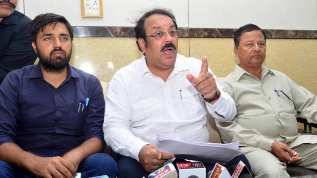 Punjab BJP president Shwait Malik (C) during a press conference in Amritsar on Thursday.(Sameer Sehgal/HT)