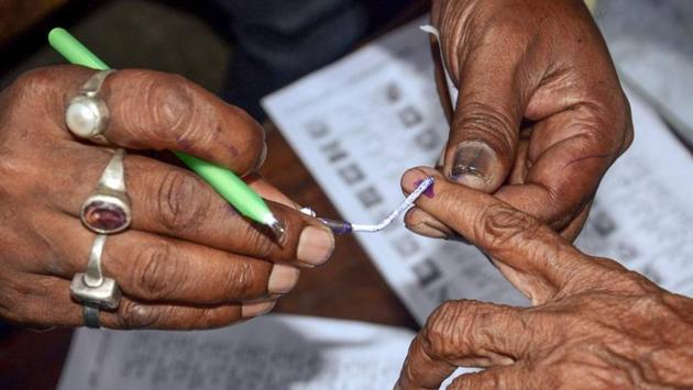 Election officials mark a voter’s finger during the West Bengal panchayat polls(PTI)