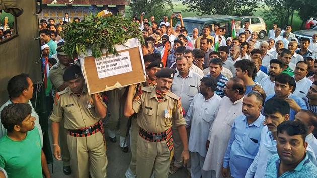 BSF soldiers carry the body of head constable Narendra Singh after it arrived in his native village in Sonipat, Thursday, Sep 20, 2018.(PTI)