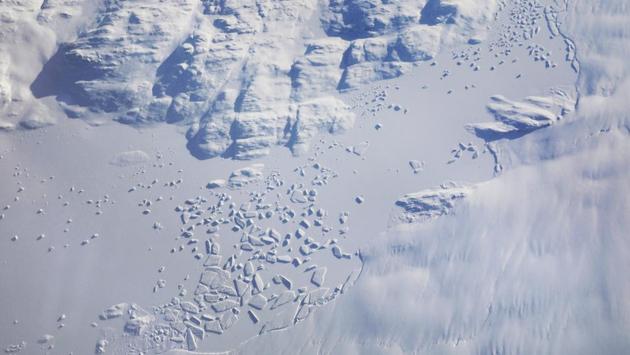 A glacial terminus above the east coast of Greenland as the team locked into their route over the ice sheet covering 80% of the world’s largest island. Out the window, massive chunks of broken ice looked like salt flakes on the water. Jackson realized the scale of this work as they looked out at the seemingly infinite white horizon of the Greenland ice cap. (Lucas Jackson / REUTERS) A glacial terminus above the east coast of Greenland as the team locked into their route over the ice sheet covering 80% of the world’s largest island. Out the window, massive chunks of broken ice looked like salt flakes on the water. Jackson realized the scale of this work as they looked out at the seemingly infinite white horizon of the Greenland ice cap. (Lucas Jackson / REUTERS)