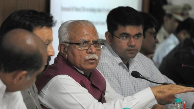 Haryana chief minister Manohar Lal Khattar listens to resident complaints during a meeting of district consumer disaster management committee in the Mini Secretariat in Gurgaon. (Parveen Kumar/Hindustan Times)