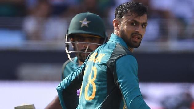 Pakistan batsman Shoaib Malik (R) and Babar Azam runs between the wickets during the one day international (ODI) Asia Cup cricket match. (AFP)