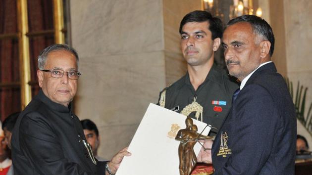 The President, Shri Pranab Mukherjee presenting the Dronacharya Award for the year-2012 to Shri Yashvir Singh for Wrestling, in a glittering ceremony, at Rashtrapati Bhavan, in New Delhi on August 29, 2012.(PIB)