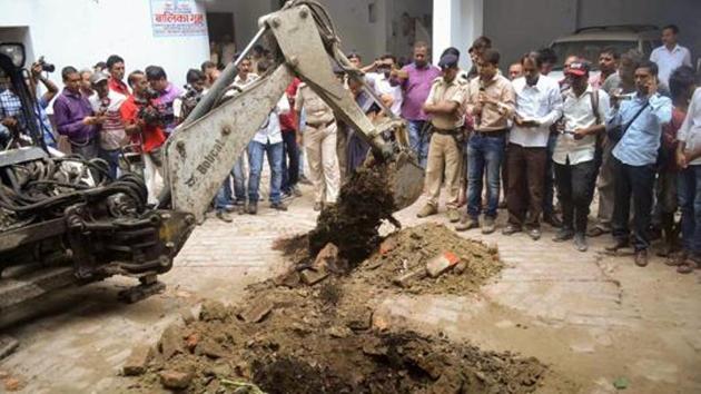 Police investigate the site where a rape victim was allegedly buried, at a government shelter home in Muzaffarpur.(PTI file photo)