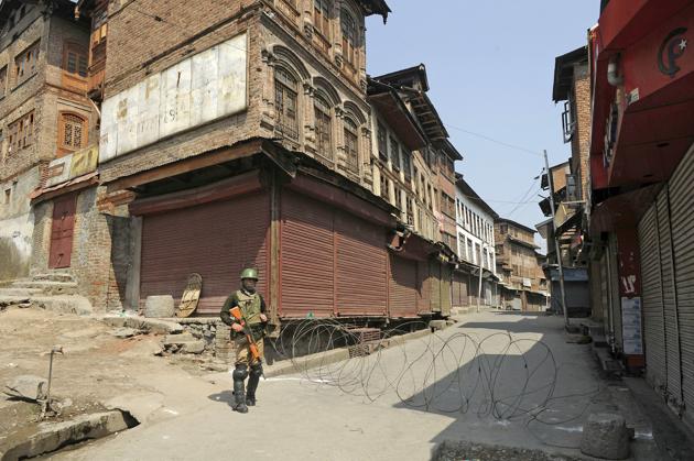 Srinagar, India-September 17, 2018: Paramilitary soldier stand guard during a shutdown called by separatist leaders against the recent civilian and militant killings in south Kashmir, at Bohri Kadal area, in Srinagar, India, on Monday, September 17, 2018.(Photo by Waseem Andrabi/ Hindustan Times) Srinagar, India-September 17, 2018: Paramilitary soldier stand guard during a shutdown called by separatist leaders against the recent civilian and militant killings in south Kashmir, at Bohri Kadal area, in Srinagar, India, on Monday, September 17, 2018.(Photo by Waseem Andrabi/ Hindustan Times)