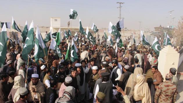 Pakistani demonstrators gather during a protest against US aid cuts at the Pakistan-Afghanistan border post in Chaman on January 5, 2018.(AFP File Photo)