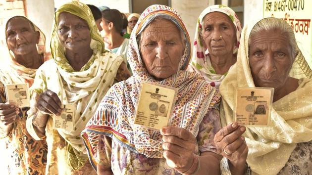 Voters at village Rakba of Mullanpur Dakha during block samiti and zila parishad elections near Ludhiana on Wednesday.(Gurpreet Singh/HT)