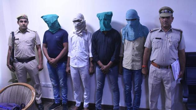 Police arrested five members of Boda gang who snatched mobile and cash. (HT Photo) Police arrested five members of Boda gang who snatched mobile and cash. (HT Photo)